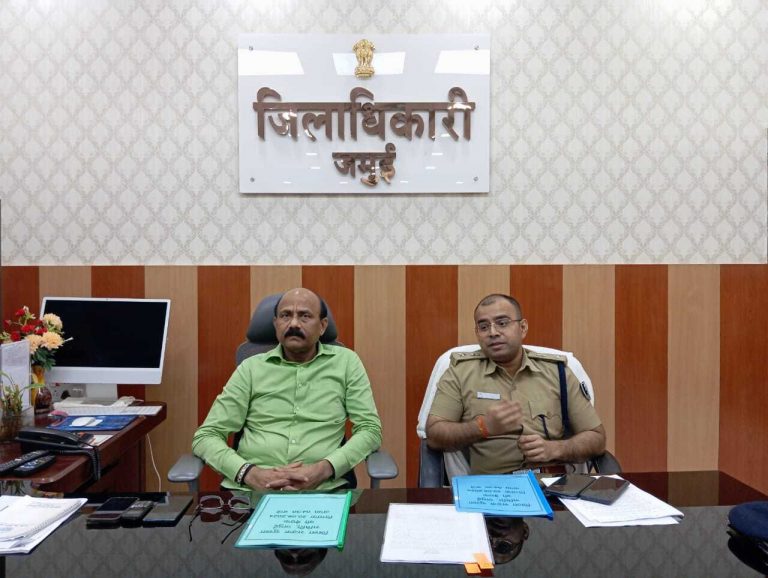 जिले में ब्लैक स्पॉट चिह्नित कर वहां लगाएं साइन बोर्ड- डीएम