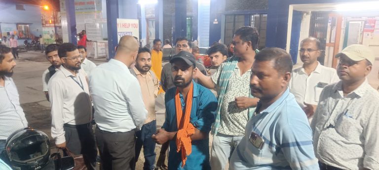 बैंक प्रबंधक ने मांगा पैसा, दुकानदार ने लोहे के रॉड से कर्मी पर प्रहार, जमकर की पिटाई