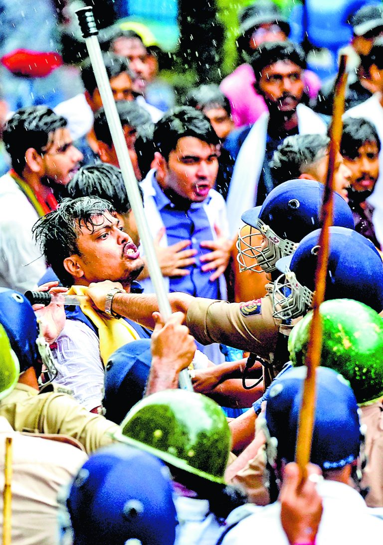 एबीवीपी के स्वास्थ्य भवन अभियान में हंगामा, पुलिस से झड़प, लाठीचार्ज