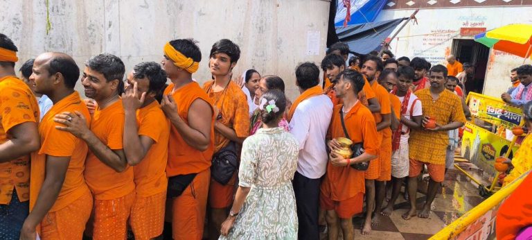 भादो मेला के दूसरे दिन 35 हजार श्रद्धालुओं ने की बाबा भोलेनाथ की स्पर्श पूजा