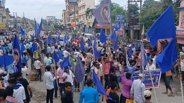 बंद समर्थकों ने एनएच जाम कर किया प्रदर्शन, शहर में जुलूस निकाल बंद कराई दुकानें
