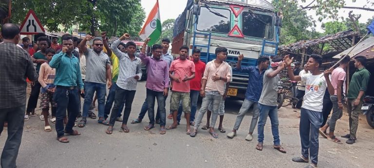 नाला में भारत बंद सर्मथकों ने सड़क जाम कर किया प्रदर्शन