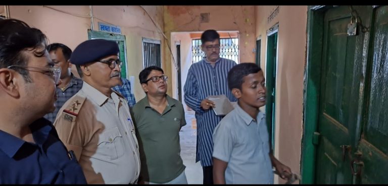 महीनों से बंद प्रखंड नजारत कार्यालय का तोड़ा गया ताला