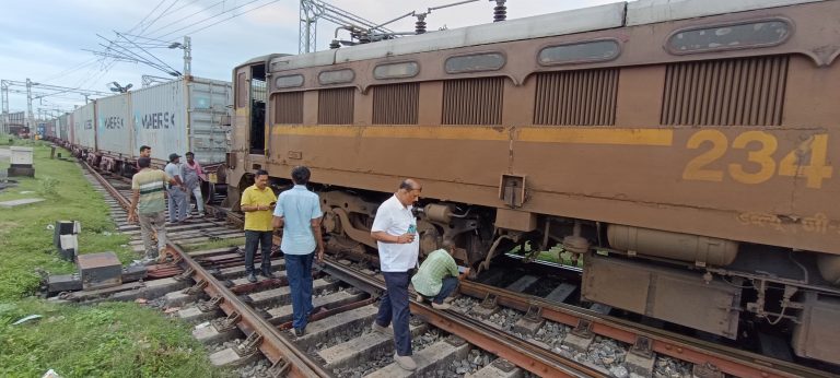 रक्सौल में मालगाड़ी का इंजन पटरी से उतरा, परिचालन बाधित