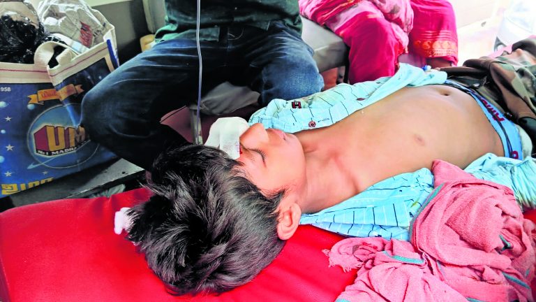 सरकारी विद्यालय में पढ़ने गये पांचवीं के छात्र की फूटी आंख, मेडिकल कॉलेज रेफर, शिक्षक फरार