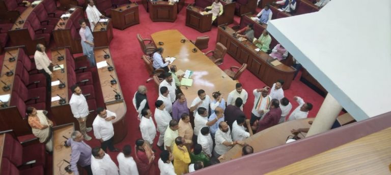 जहरीली शराब कांड को लेकर सदन में बीजद का हंगामा, विस में नहीं हो सका कामकाज