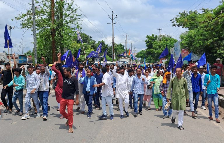एससी एसटी आरक्षण में वर्गीकरण के विरोध में सड़क पर उतरे दलित संगठनों के कार्यकर्ता