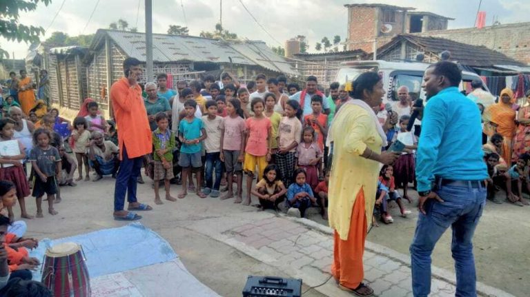 नुक्कड़ नाटक के माध्यम से लोगों को किया गया जागरूक