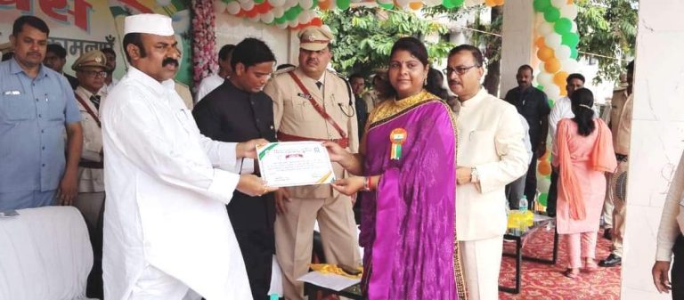 उत्कृष्ट कार्य को ले प्रखंड समन्वयक को किया सम्मानित