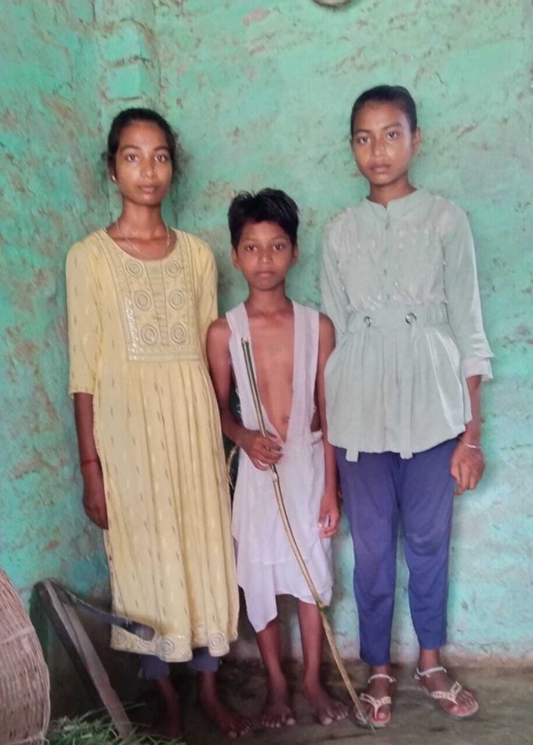 तीन नाबालिग अनाथ बच्चों व बूढ़े अंधे दादा व दादी का कौन बनेगा सहारा