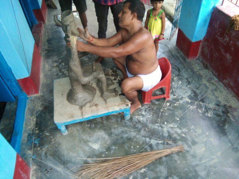 जन्माष्टमी को लेकर विभिन्न ठाकुरबाड़ी में  तैयारी पूरी, युद्ध स्तर पर किया जा रहा प्रतिमाओं का निर्माण