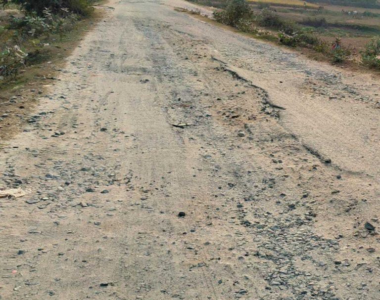 गिद्धौर मौरा वाया मांगोबंदर बाइपास पर गड्ढे ही गड्ढे, हिचकोले खाकर बढ़ते हैं वाहन