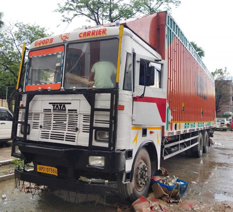 यूपी नंबर के कंटेनर में बना था तहखाना, 414 कार्टन शराब मिली