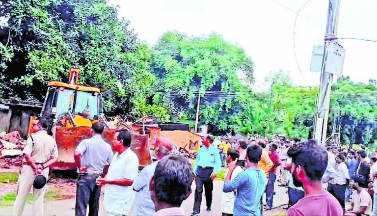 चित्तरंजन रेल नगरी में चला बुलडोजर, अवैध ढांचे ध्वस्त