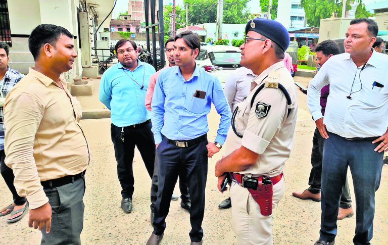 एक्सिस बैंक के कर्मी को गोली मार कर बदमाशों ने छीने मोबाइल व नकद रुपये