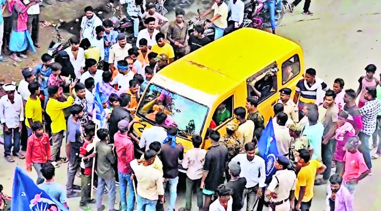 स्कूली बच्चों की जान खतरे में डालने, लाठी-डंडा से राहगीरों को पीटने वाले उपद्रवियों पर हुई प्राथमिकी