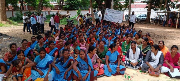 प्रतिमाह 18000 रुपये मानदेय मिले, 20 लाख रुपये का बीमा लाभ दे सरकार