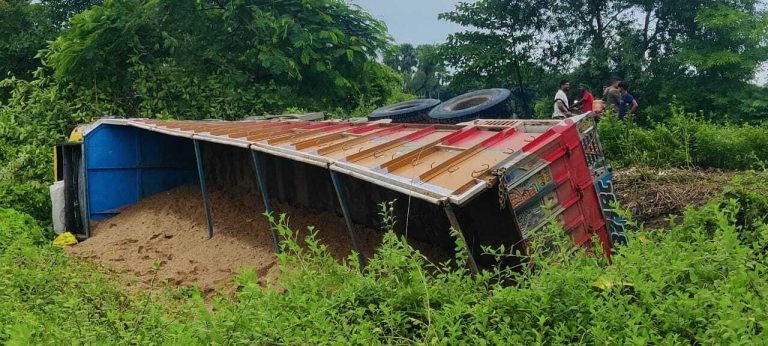बालू लदा ट्रक सड़क किनारे पलटा, कोई हताहत नहीं