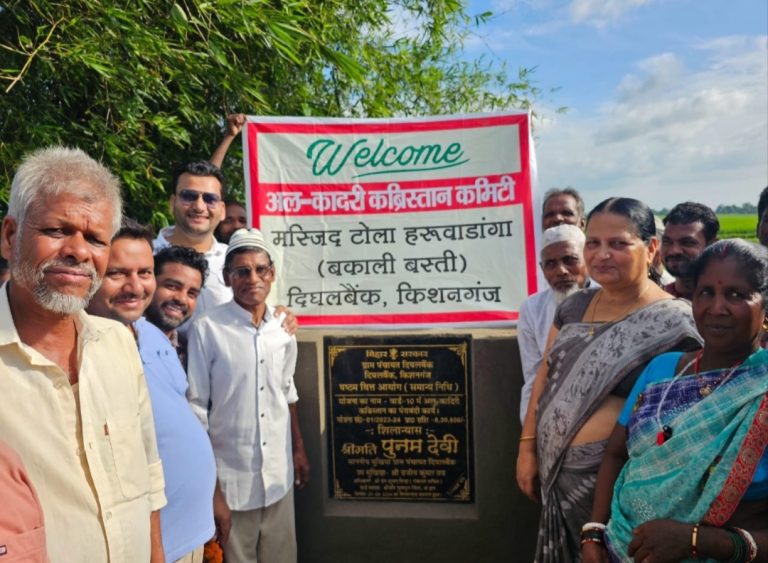 मुखिया ने सड़क व चाहरदिवारी निर्माण कार्य का किया शिलान्यास