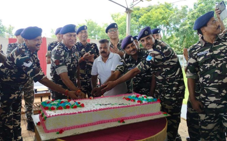 इंडो नेपाल बॉर्डर पर सेवा बंधुत्व व समर्पण के संदेश के साथ असामाजिक गतिविधियों पर रोक लगा रही एसएसबी: नेगी