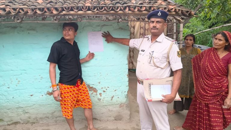 हत्याकांड के फरार अभियुक्त के घर पुलिस ने चस्पाया इश्तिहार