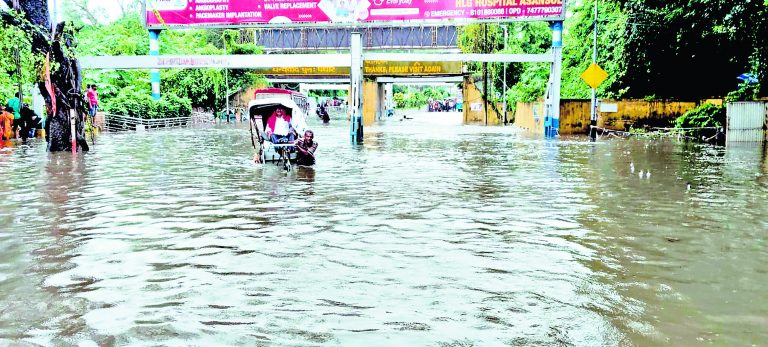भारी बारिश से स्टेशन के द्वार तक जमा पानी, भारी परेशानी