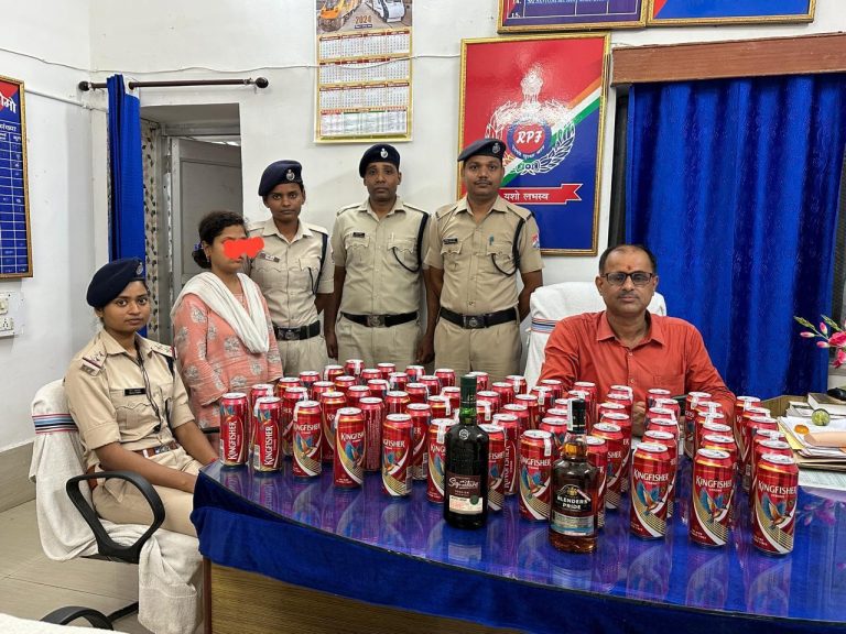 आरपीएफ ने अवैध शराब के साथ युवती को पकड़ा