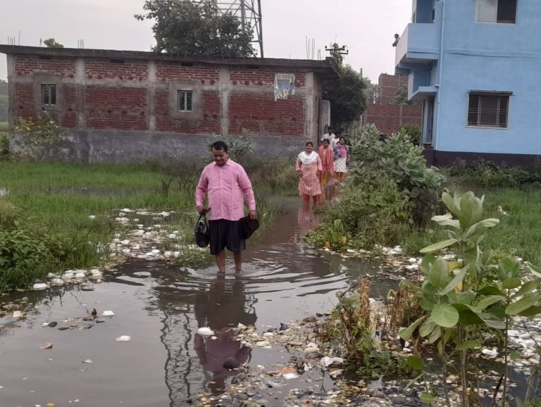 जलजमाव से बढ़ी परेशानी, घर से निकलना मुश्किल