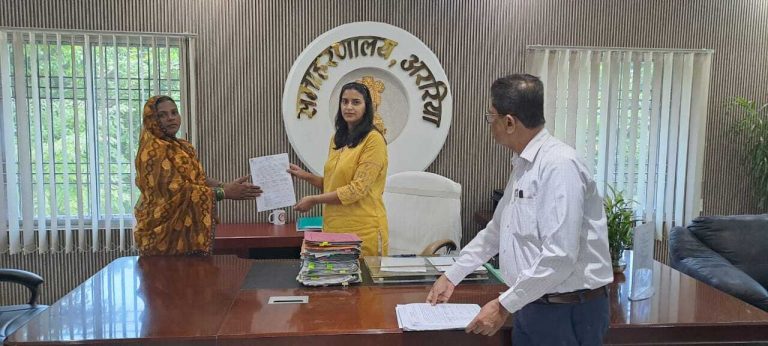 अनुकंपा के आधार पर 11 अभ्यर्थियों को डीएम इनायत खान ने सौंपे नियुक्ति पत्र