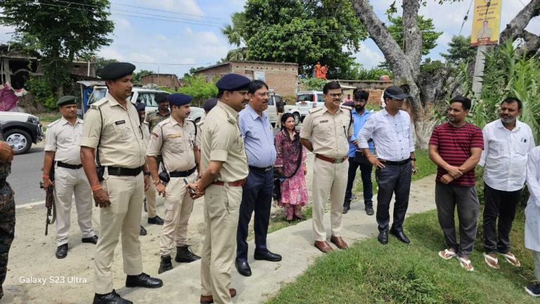 डीएम व एसपी ने यातायात थाना भवन निर्माण के लिए रसीदपुर गांव में स्थल का किया निरीक्षण