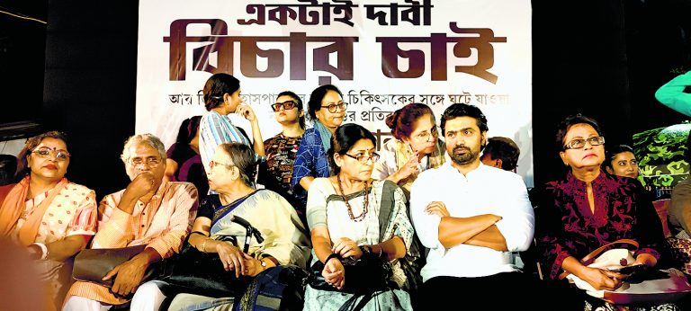 टॉलीवुड के आर्टिस्ट फोरम ने किया प्रदर्शन, एक मंच पर दिखीं भाजपा नेता रूपा गांगुली व तृणमूल सांसद देव