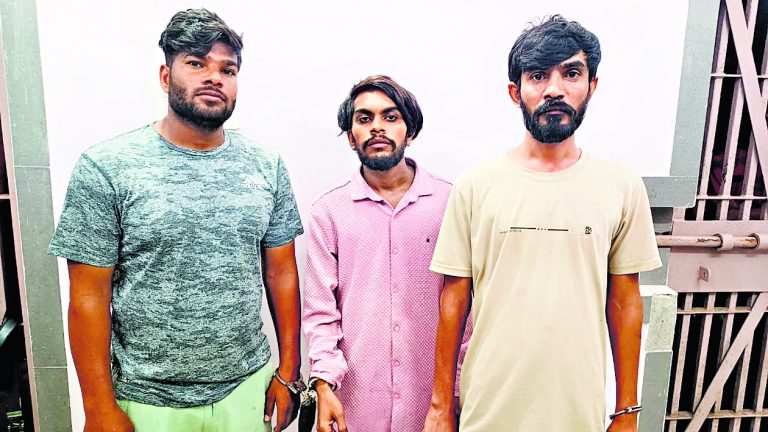 नशे व अड्डाबाजी का विरोध करने पर की फायरिंग, हथियार के साथ तीन युवक गिरफ्तार