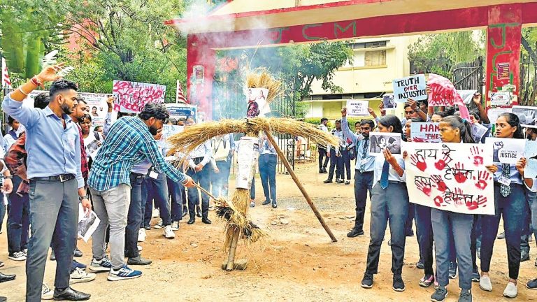 Ranchi News: अभाविप ने किया प्रदर्शन, पुतला फूंका
