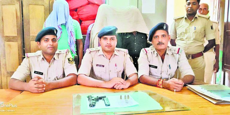 दिघवा गांव में पैसे के लेनदेन में चली गोली, पुलिस ने पिस्टल-गोली के साथ तीन को किया गिरफ्तार