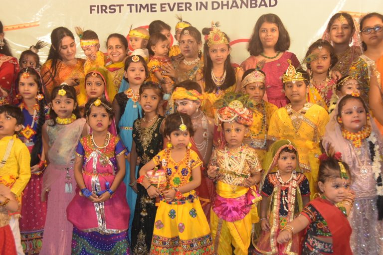 यूनियन क्लब में उतरा मथुरा-वृंदावन, दही हांडी महोत्सव की धूम