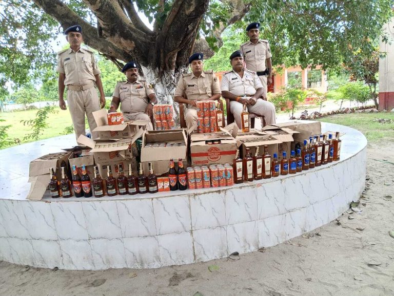 वाहन चेकिंग के दौरान कार से भारी मात्रा में विदेशी शराब जब्त, तस्कर फरार