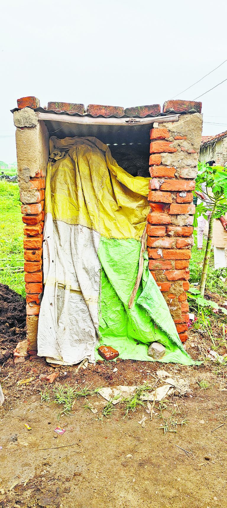 शौचालय को गोइठा से भरा, स्वच्छता का मायने बदल दिया