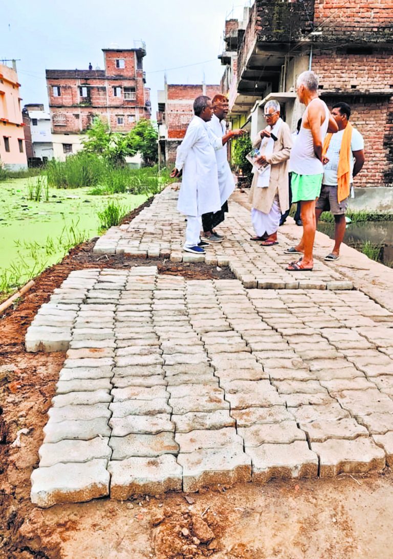 पैदल चलने से ही धंसने लगी है निगम की सड़क