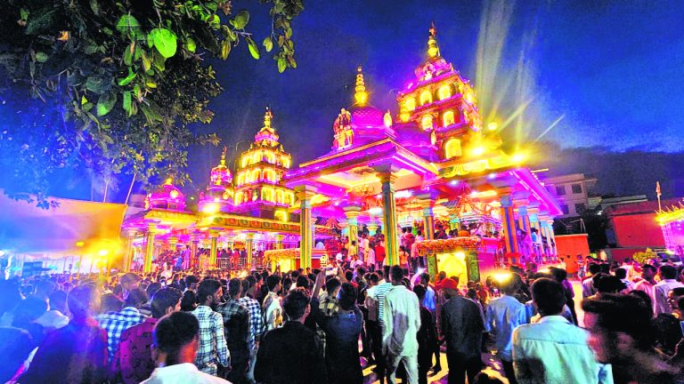 जन्माष्टमी पर गोवर्धन मंदिर में श्रद्धालुओं की पूजा-अर्चना