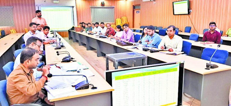 राजस्व के लंबित मामलों का जल्द करें निबटारा : डीएम