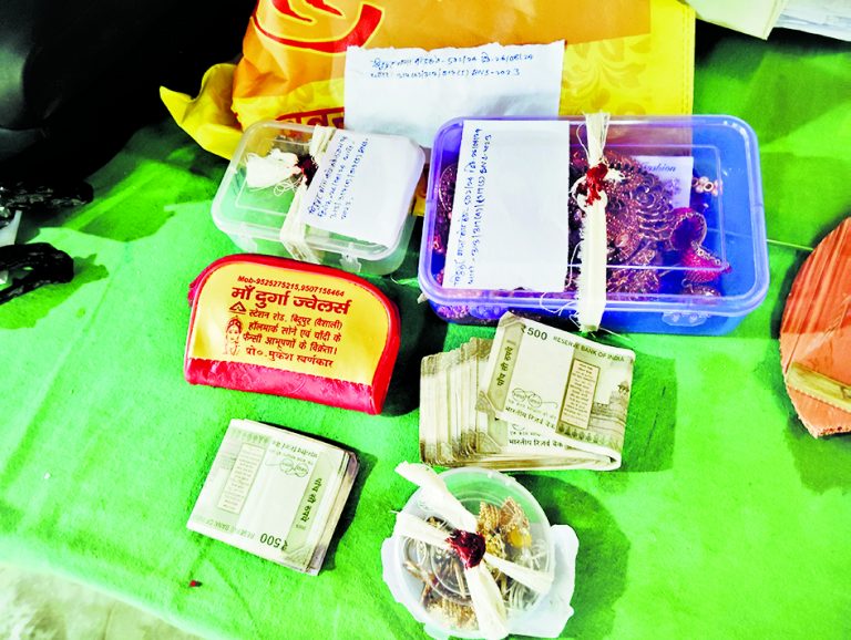 चोरी का सामान बंटवारा कर रहे चार चोर धराये नकद समेत लाखों रुपये के आभूषण बरामद