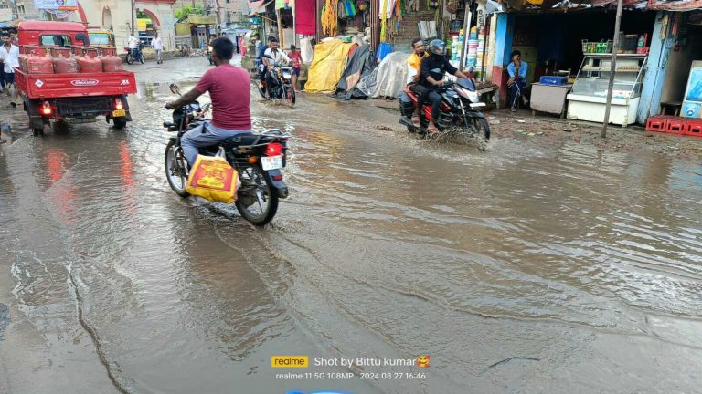गिद्धौर  लॉर्ड मिंटो टावर के निकट सड़क पर जलजमाव, राहगीर परेशान