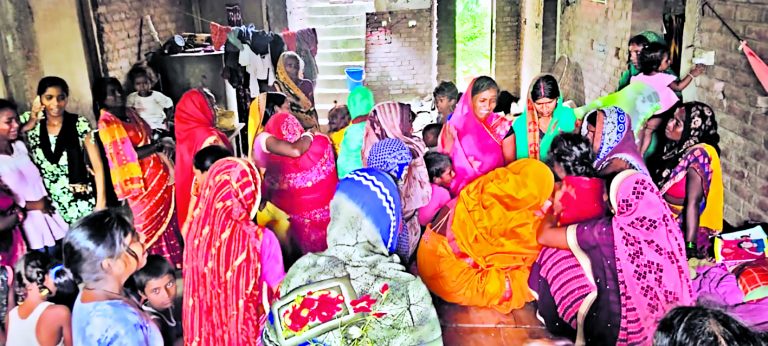 दिल्ली से घर लौट रहे राजमिस्त्री की ट्रेन से कटकर मौत, हादसे के बाद मचा कोहराम