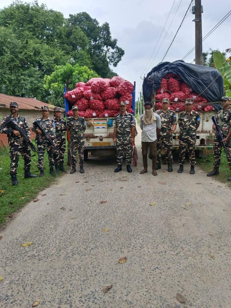 दो पिकअप पर लोड 147 बोरा प्याज जब्त