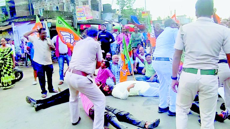 पानागढ़ में भाजपा ने जीटी रोड पर टायर जलाकर किया प्रतिवाद