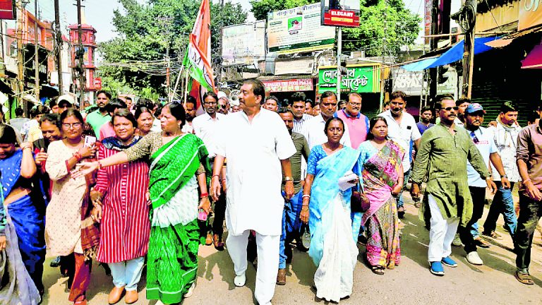बंद को विफल करने के लिए तृणमूल सांसद उतरे सड़कों पर