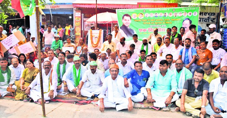 बढ़ती आपराधिक घटनाओं के विरोध में दिया धरना