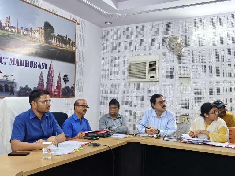 madhubani news अनुपस्थित झंझारपुर के पीएचईडी कार्यपालक अभियंता से स्पष्टीकरण सहित वेतन स्थगित
