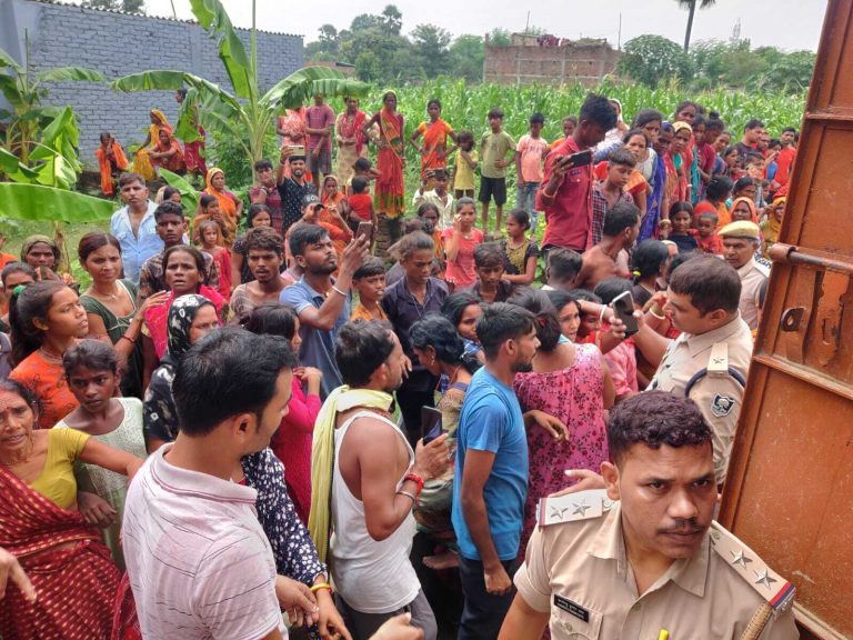 Samastipur News:Crime News:जहरीला पेय पदार्थ पीने से युवक की मौत, चार की हालत गंभीर,ग्रामीणों ने शराब धंधेबाज के घर किया हंगामा, तोड़फोड़