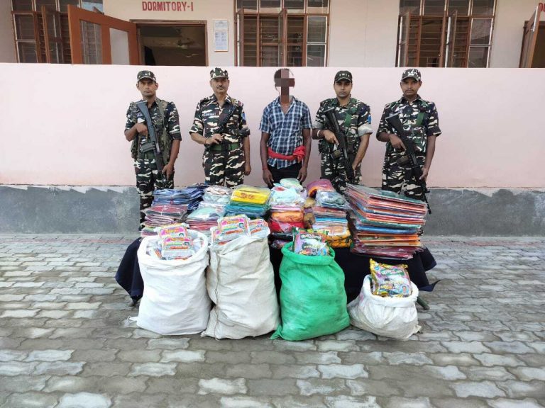 इंडो-नेपाल सीमा पर तस्करी के कपड़े के साथ तस्कर गिरफ्तार